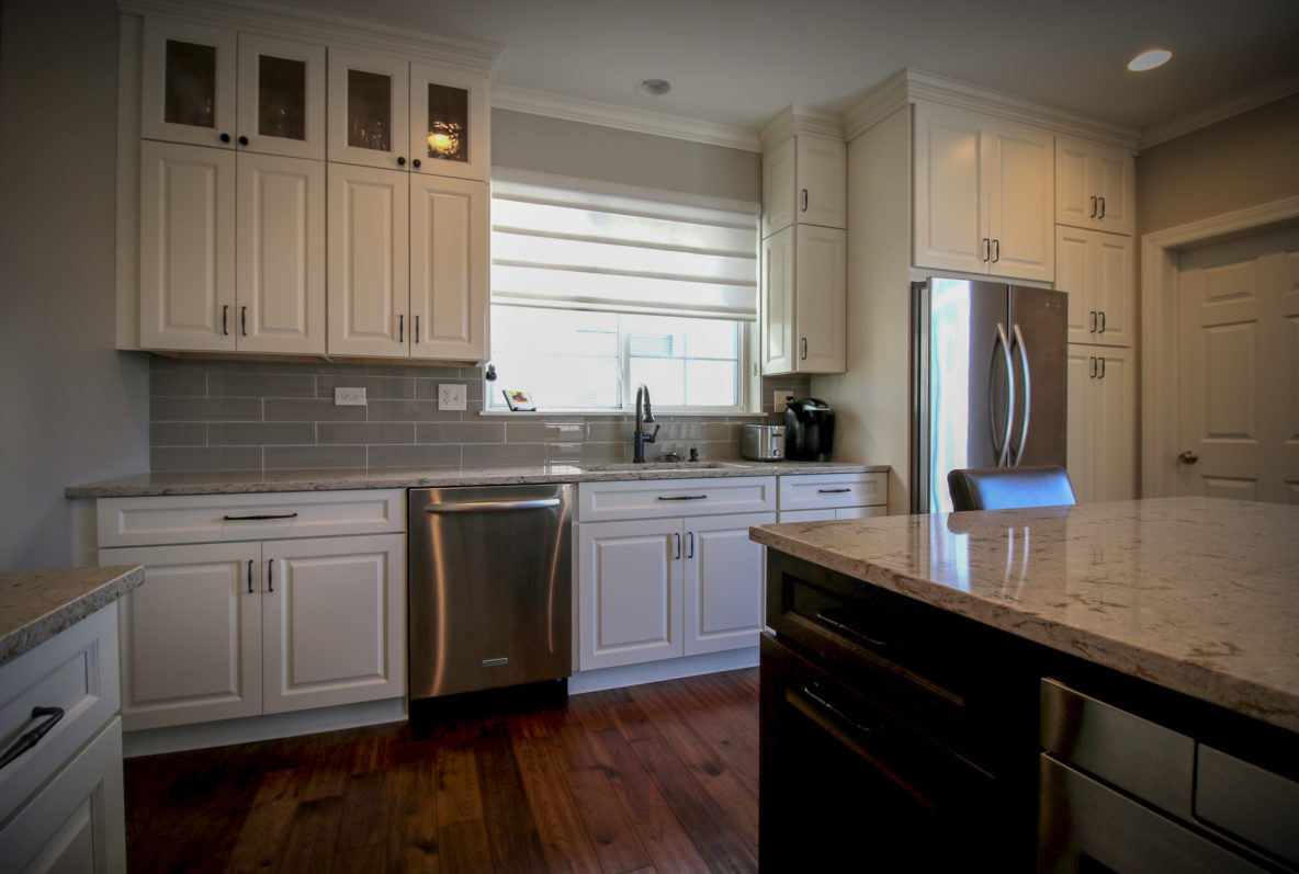 Wide Subway Backsplash With White Tiles